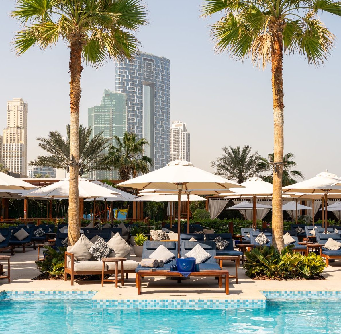 Pool island bed et ambiance piscine à Azure Beach Dubai